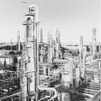 FEW INDUSTRIES EMPLOY DISTILLATION TO A GREATER DEGREE THAN DOES THE PETROLEUM INDUSTRY. SHOWN HERE IS AN OIL REFINERY. (Mark L. Stephenson/Corbis. Reproduced by permission.)
