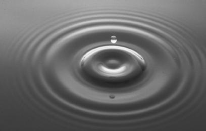TRANSVERSE WAVES PRODUCED BY A WATER DROPLET PENETRATING THE SURFACE OF A BODY OF LIQUID. (Photograph by Martin Dohrn/Science Photo Library, National Audubon Society Collection/Photo Researchers, Inc. Reproduced with permission.)