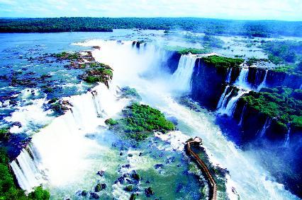 The Iguazú Falls, located on the border between Argentina and Brazil, is composed of 275 waterfalls that are strung out along the rim of a crescent-shaped cliff about 2.5 miles long. PHOTOGRAPH REPRODUCED BY PERMISSION OF THE CORBIS CORPORATION.